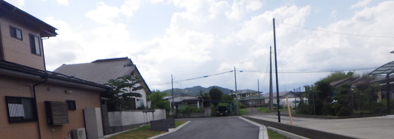 完成。舗装された街路と12区画の分譲地